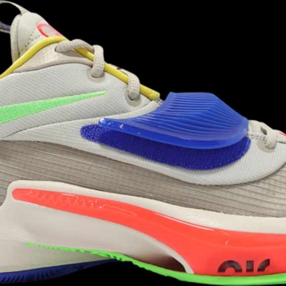 Nike Men's Zoom Freak 3 Light Athletic Sneaker - Picture 6 of 10